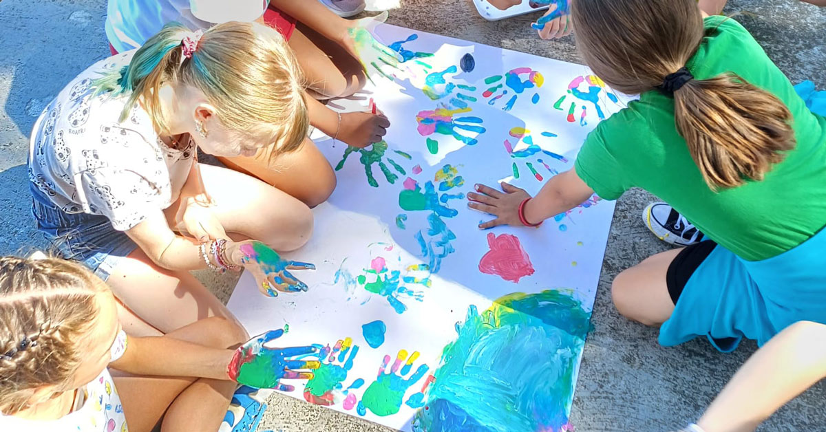 bambini che giocano con i colori a tempera