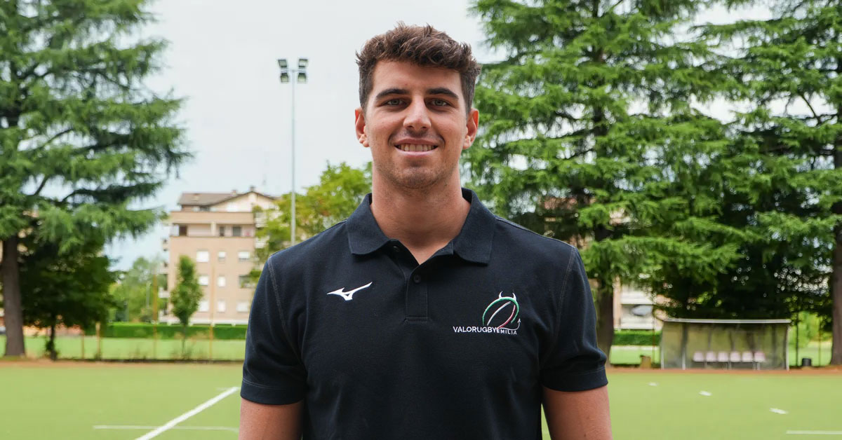 Matteo Bianco giocatore Valorugby Emilia con polo nera ufficiale