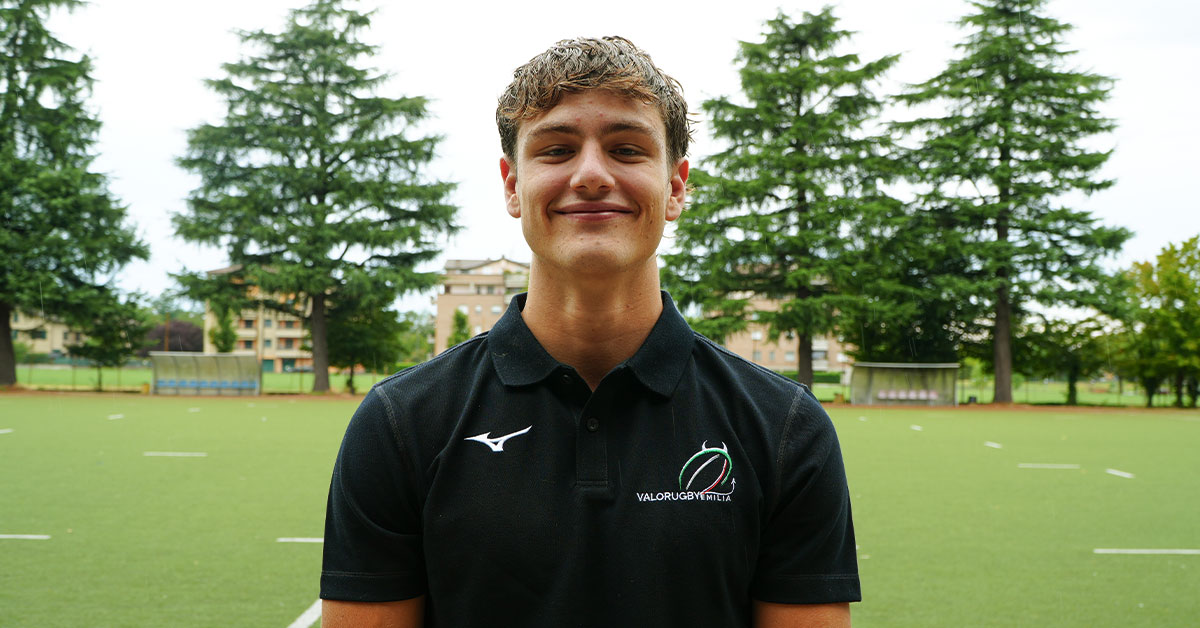 Simone Brisighella giocatore Valorugby Emilia con polo nera ufficiale