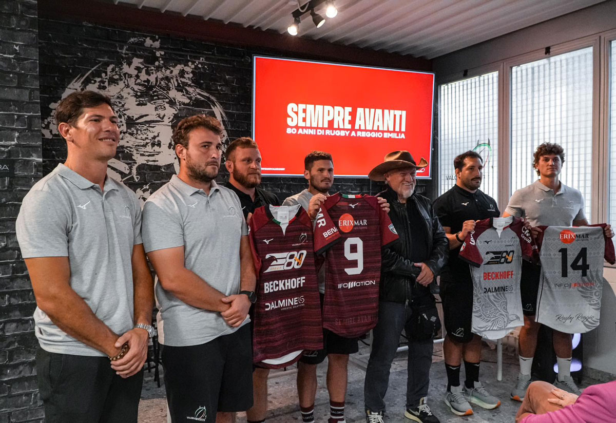 Presentazione nuove maglie Valorugby per l’80° anniversario a Reggio Emilia con giocatori e staff