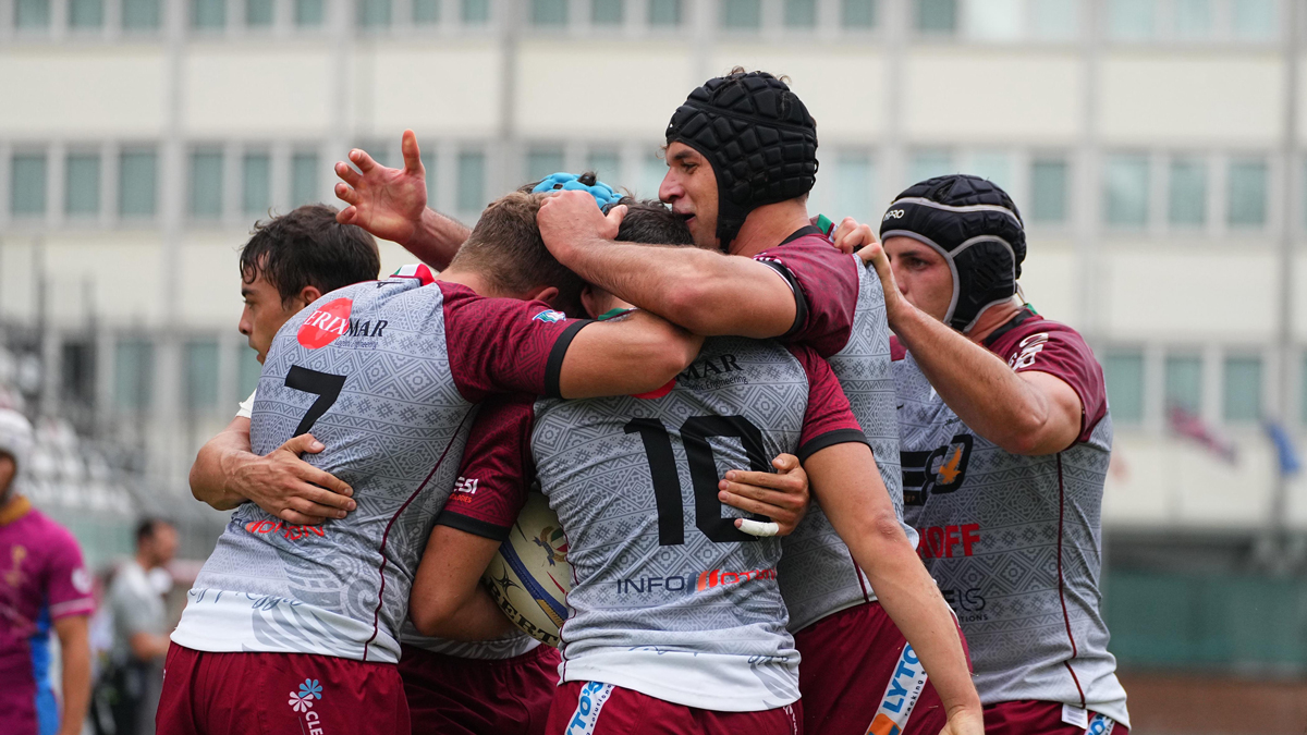Esultanza dei compagni del Valorugby Emilia