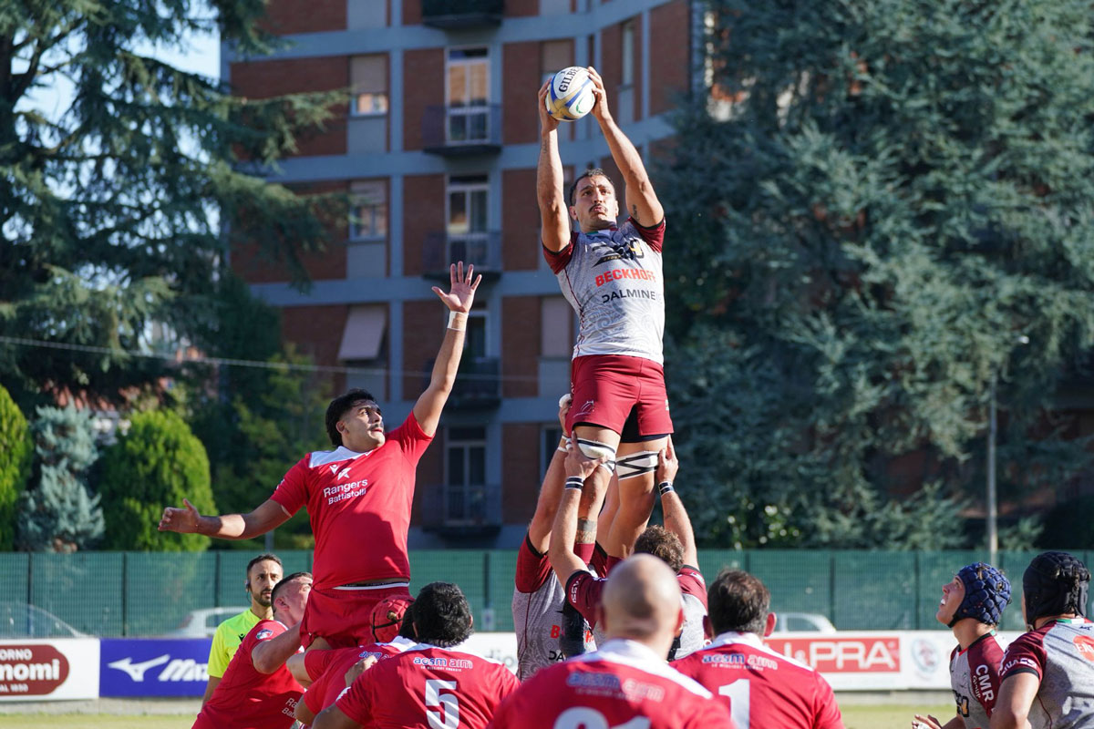 Conrado Roura prende la palla in touche