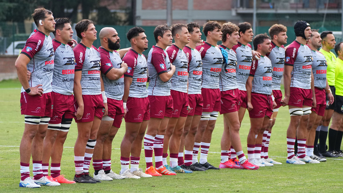 Valorugby Emilia squadra di rugby in piedi a cantare inno italiano