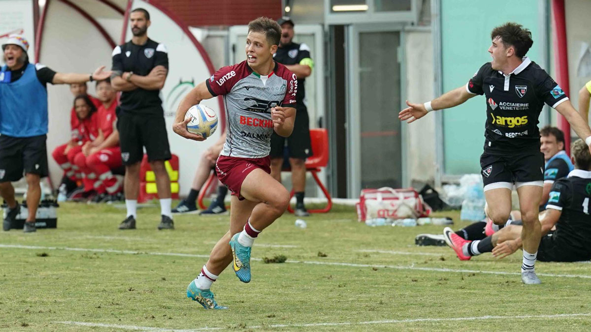 Filippo Lazzarin, ala del Valorugby Emilia, in azione contro Petrarca Padova