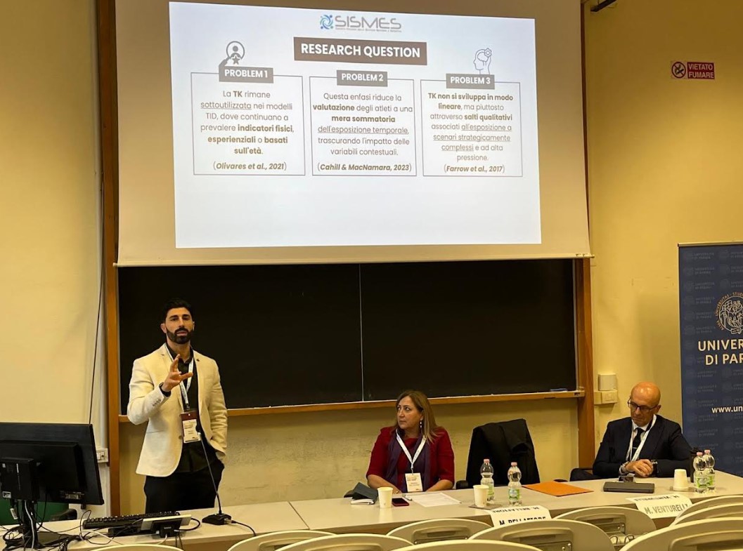 Michele Barca mentre parla al 16° Congresso Nazionale della Società Italiana delle Scienze Motorie e Sportive (SISMeS)