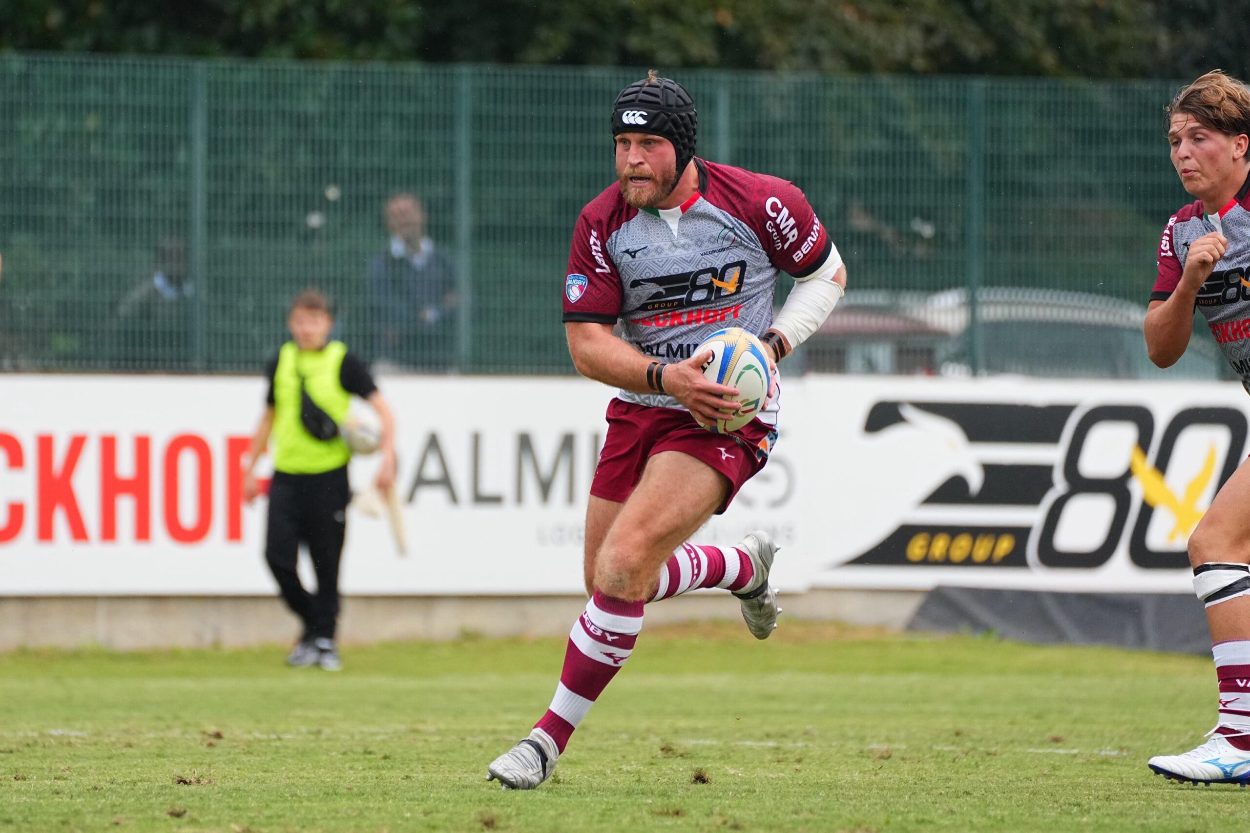 Luca Bigi giocatore Valorugby Emilia, corre con palla in mano