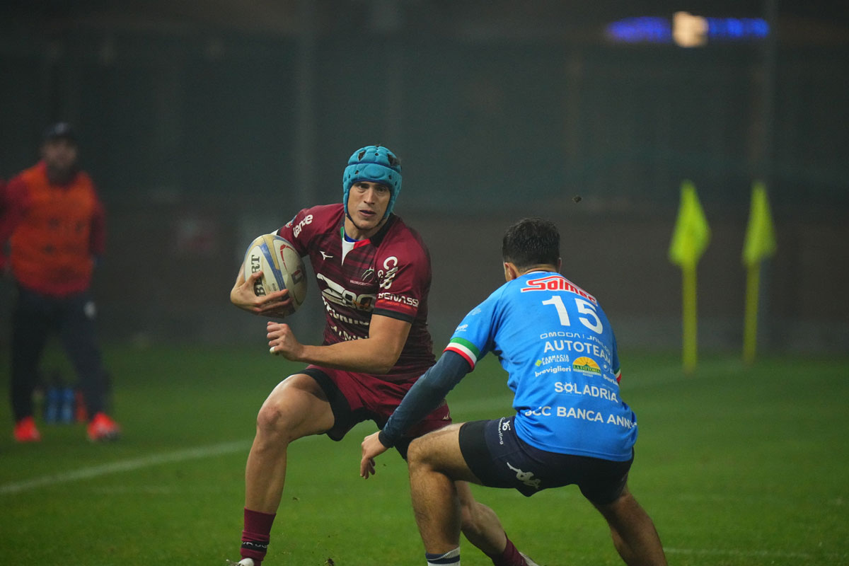 Francesco Colombo che corre palla in mano