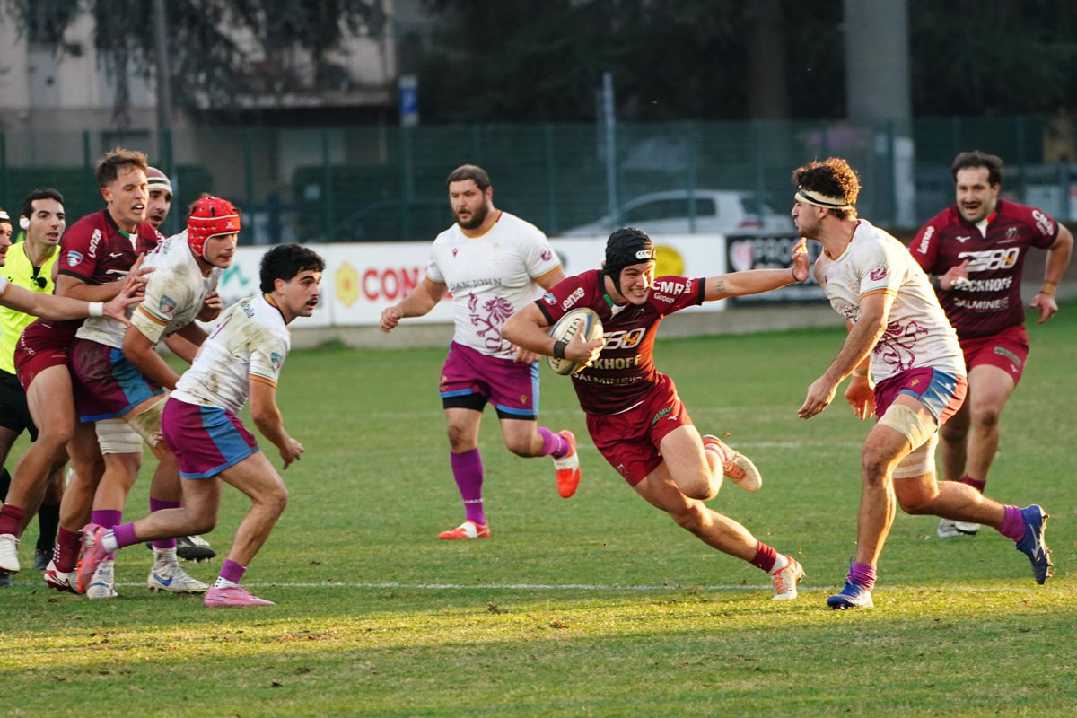 Giocatore di rugby finta l&#039;avversario