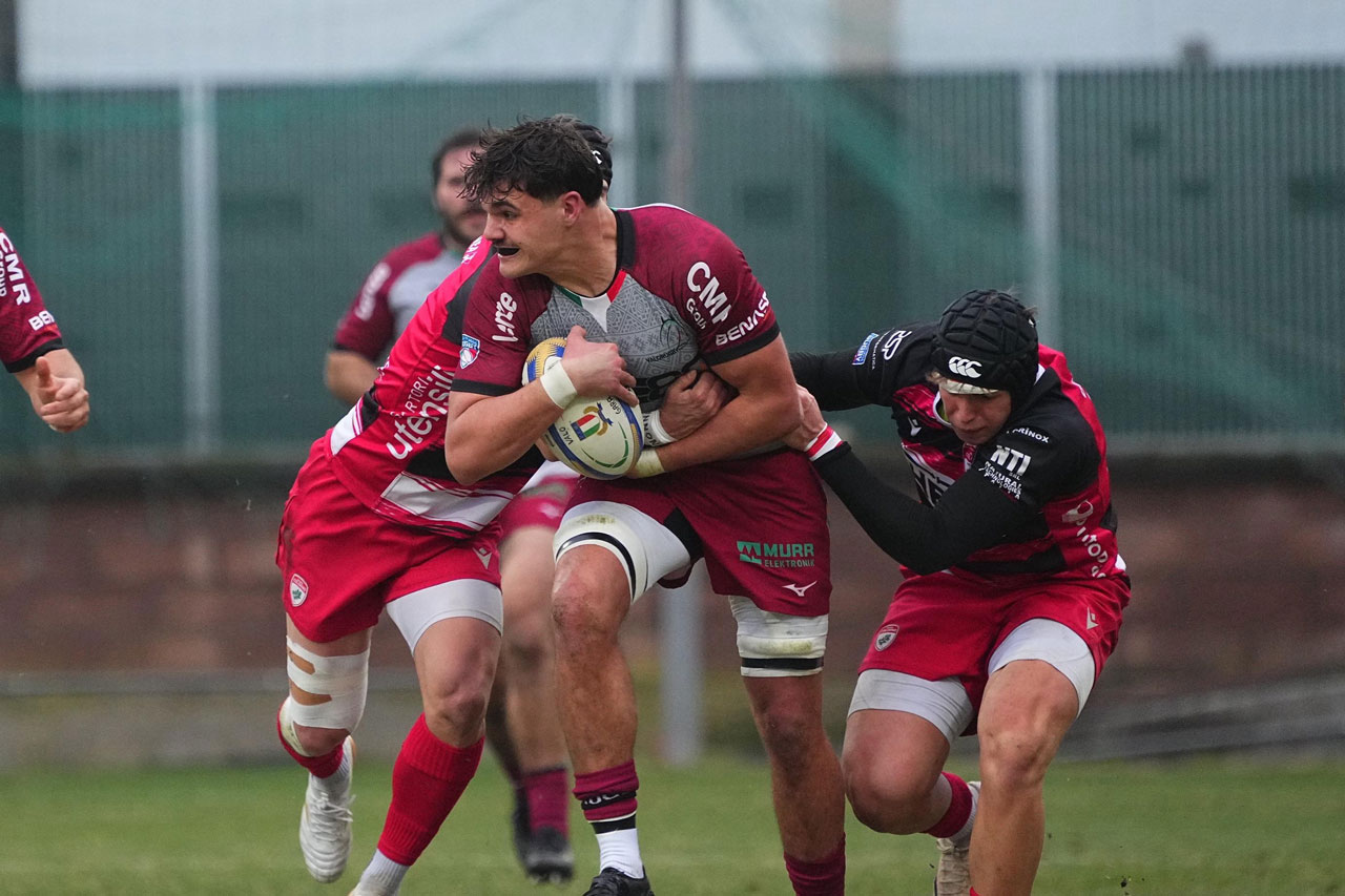 Giocatore che corre palla in mano contro gli avversari